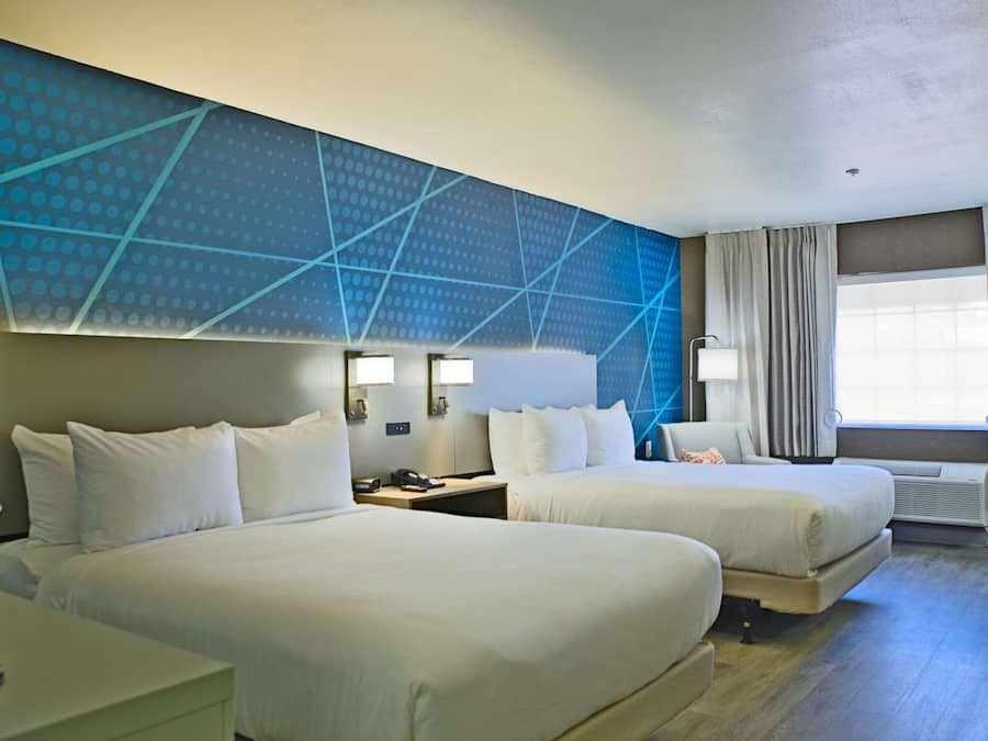 Bureau, espace de travail pour ordinateur portable, rideaux occultants