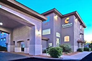 A building with a sign reading 'Comfort Inn & Suites,' featuring a modern architectural design with large windows and a flat roof. - Comfort Inn & Suites Sierra Vista Near Ft Huachuca (Sierra Vista)