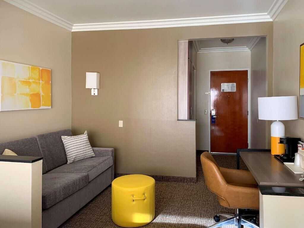 Área de estar | TV de tela plana 32 polegadas com canais a cabo, TV