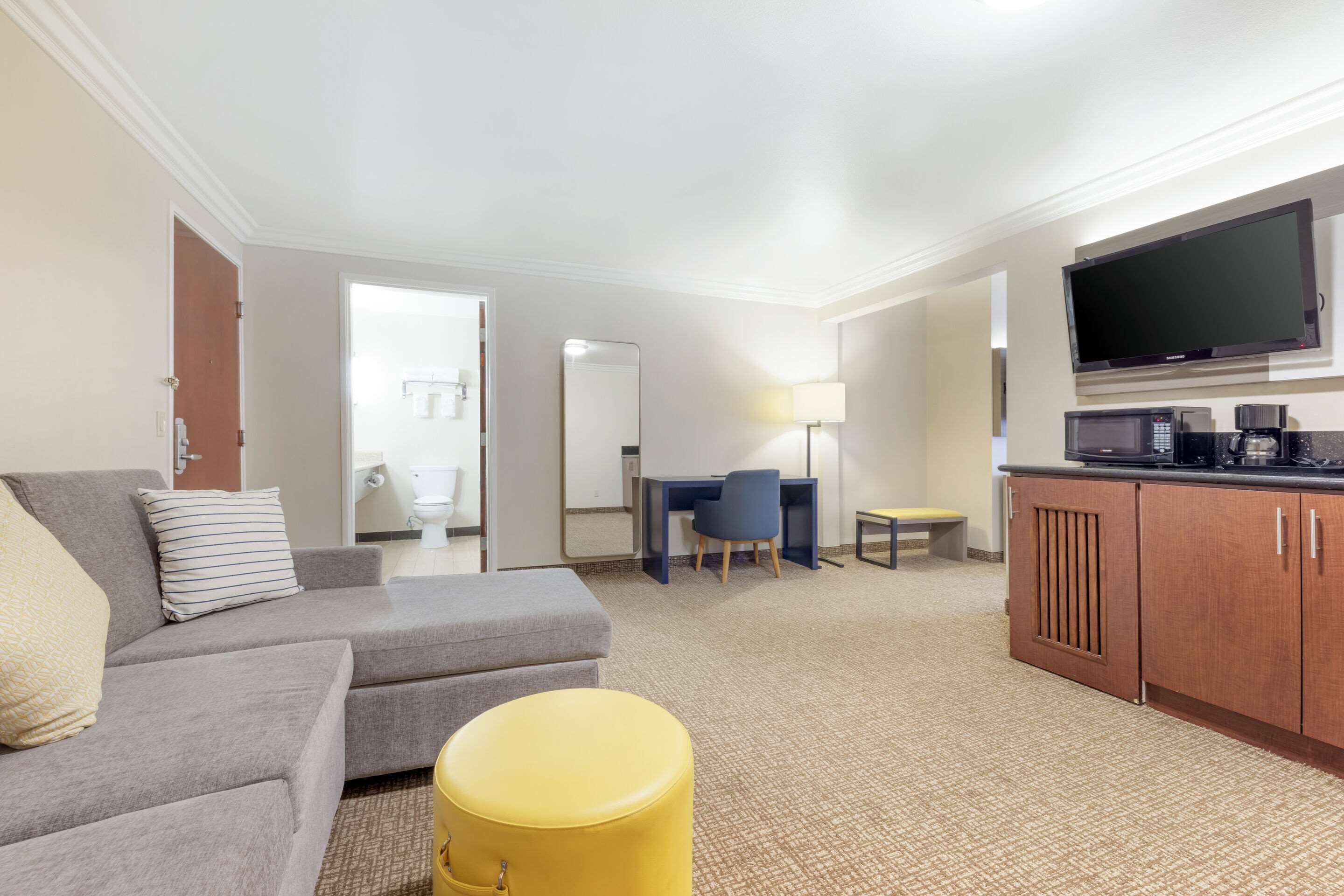 premium bedding, in-room safe, desk, laptop workspace