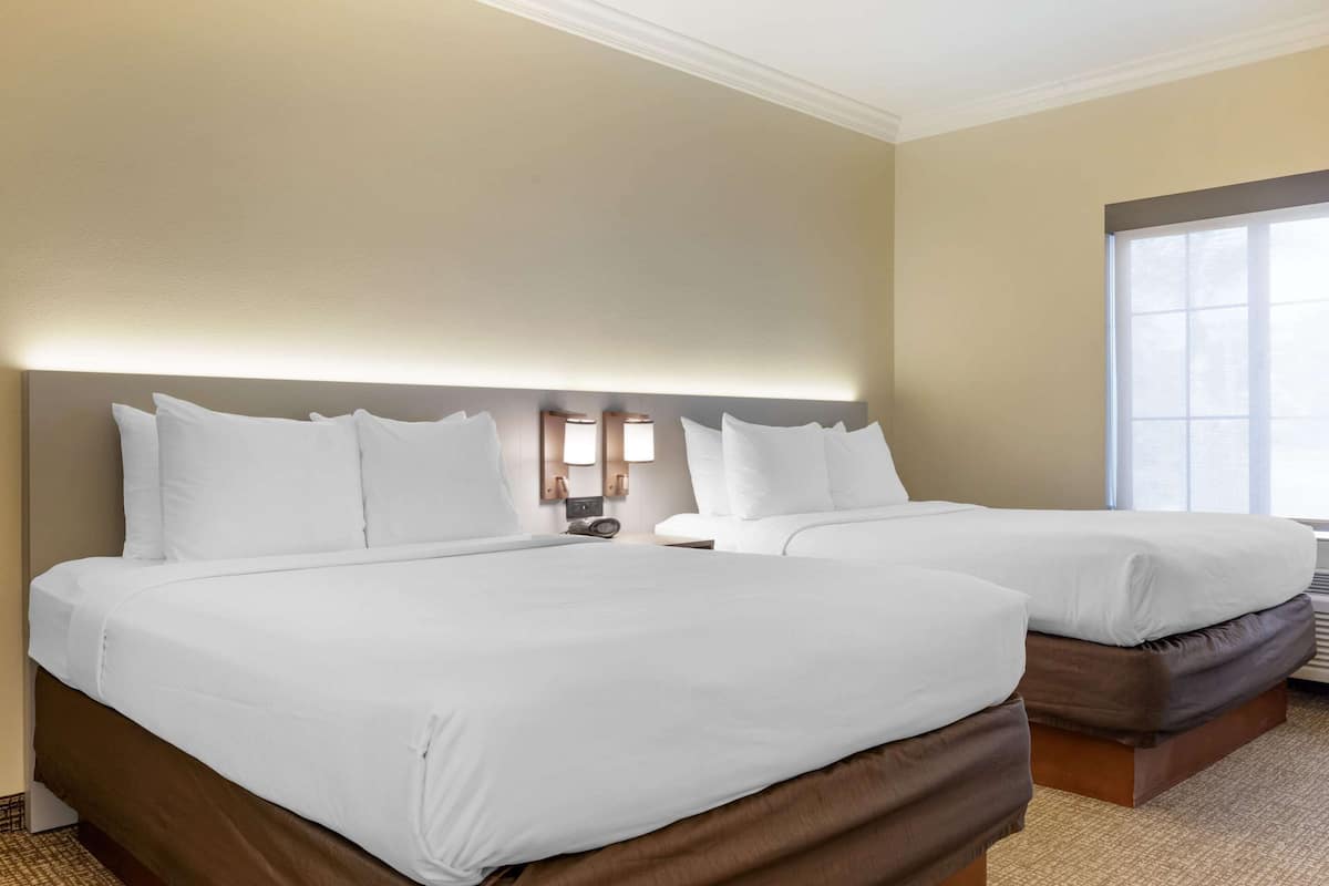 Premium bedding, in-room safe, desk, laptop workspace