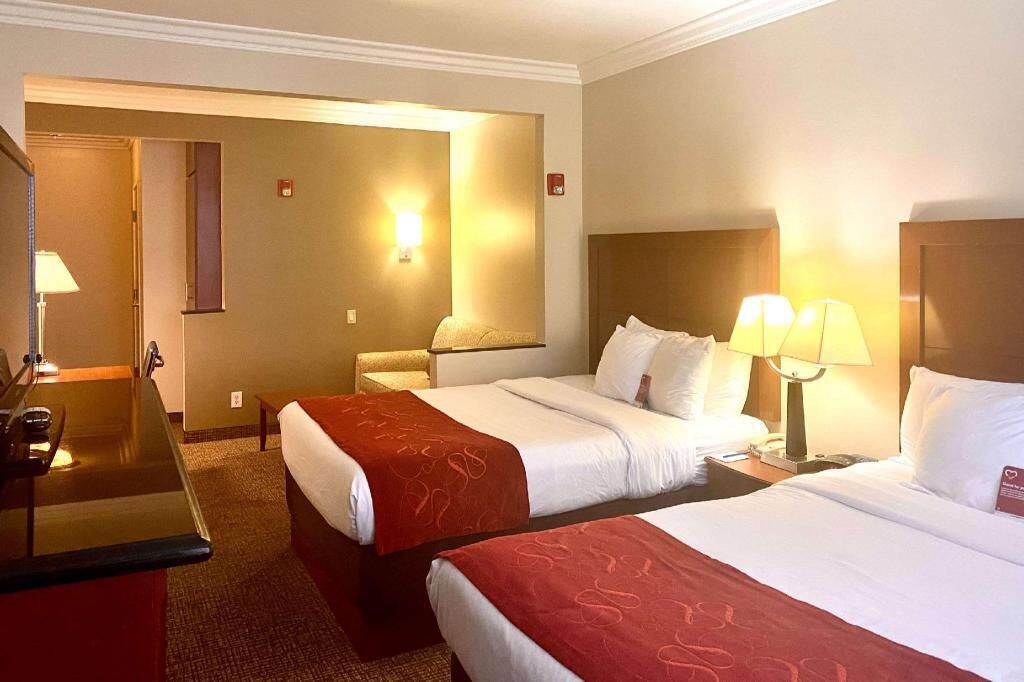 Roupas de cama premium, cofres nos quartos, escrivaninha