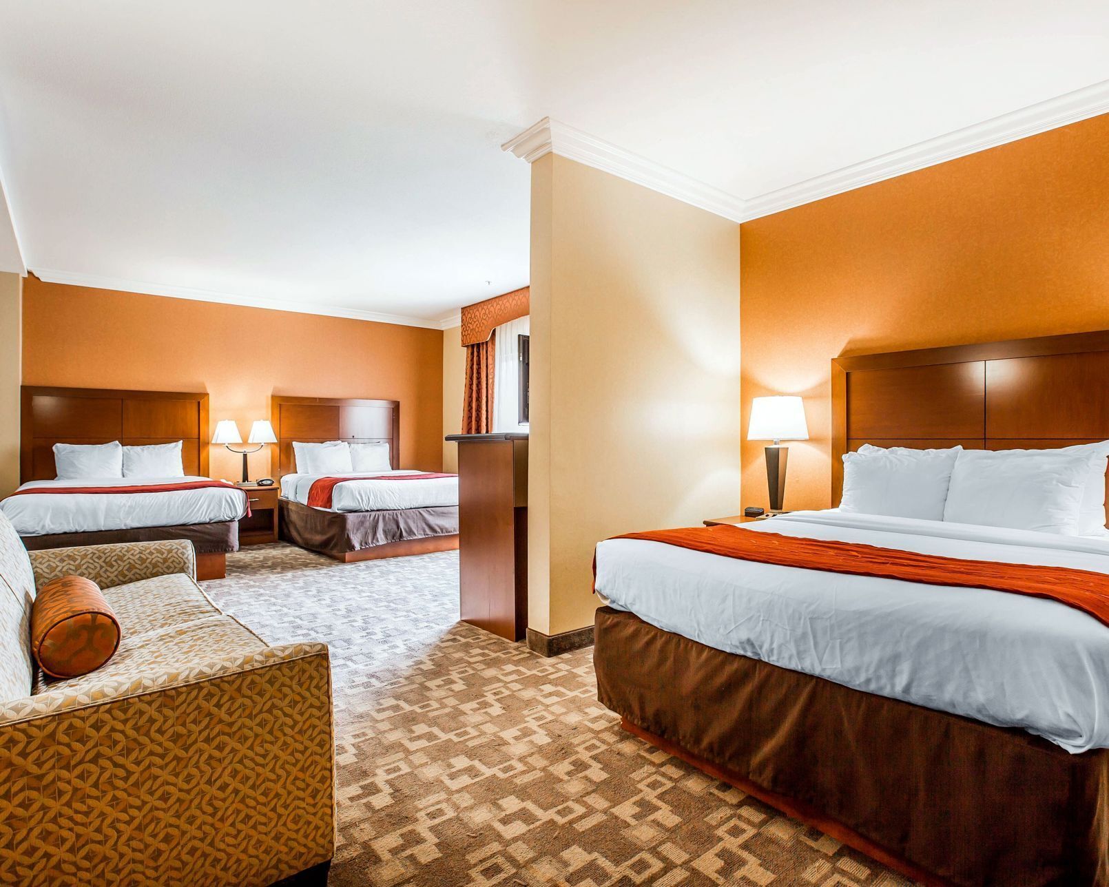 Roupas de cama premium, cofres nos quartos, escrivaninha