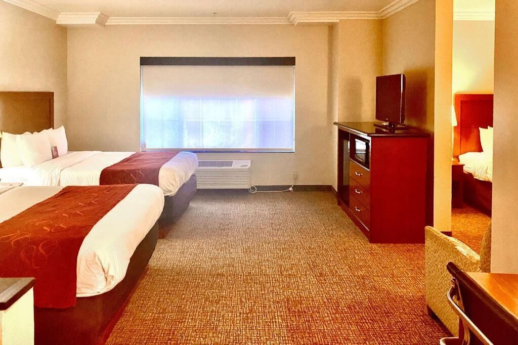 Roupas de cama premium, cofres nos quartos, escrivaninha