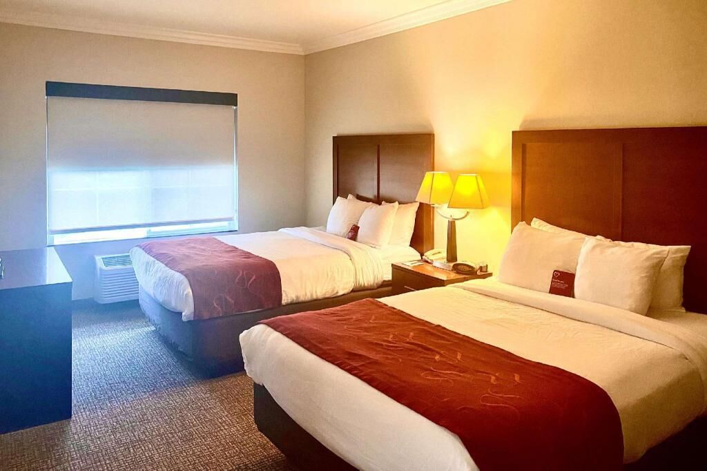 Roupas de cama premium, cofres nos quartos, escrivaninha