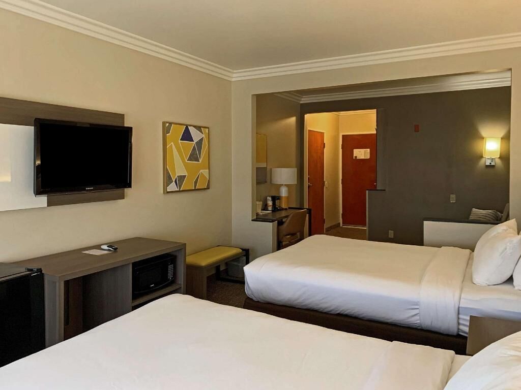 Roupas de cama premium, cofres nos quartos, escrivaninha