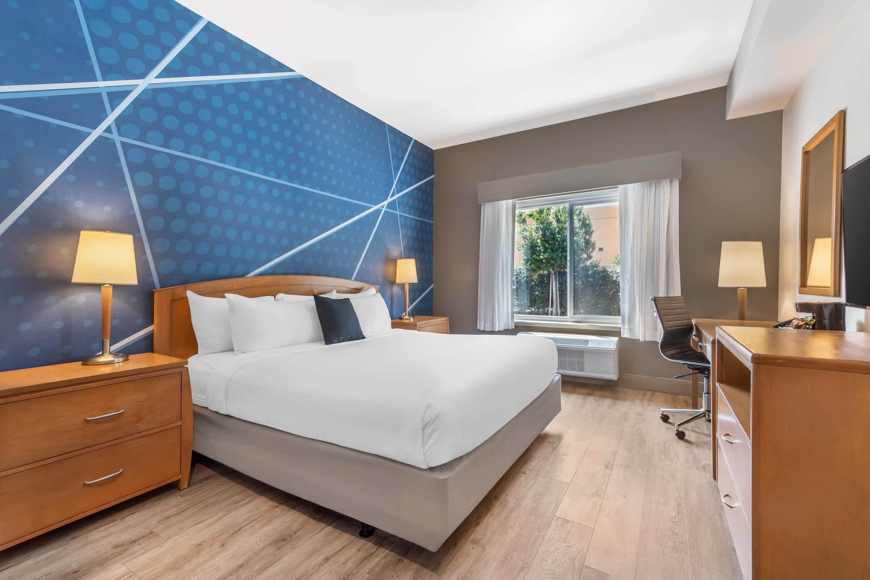 Quarto, 1 cama King, chuveiro com barras de apoio, para não fumantes | Roupas de cama premium, edredons de pluma, camas Select Comfort