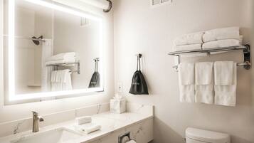 Ensemble douche/baignoire, articles de toilette de luxe, sèche-cheveux