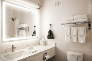 Ensemble baignoire-douche, articles de toilette griffés