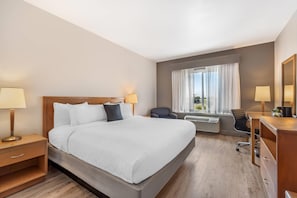 Quarto standard, 1 cama King, para não fumantes | Roupas de cama premium, edredons de pluma, camas Select Comfort