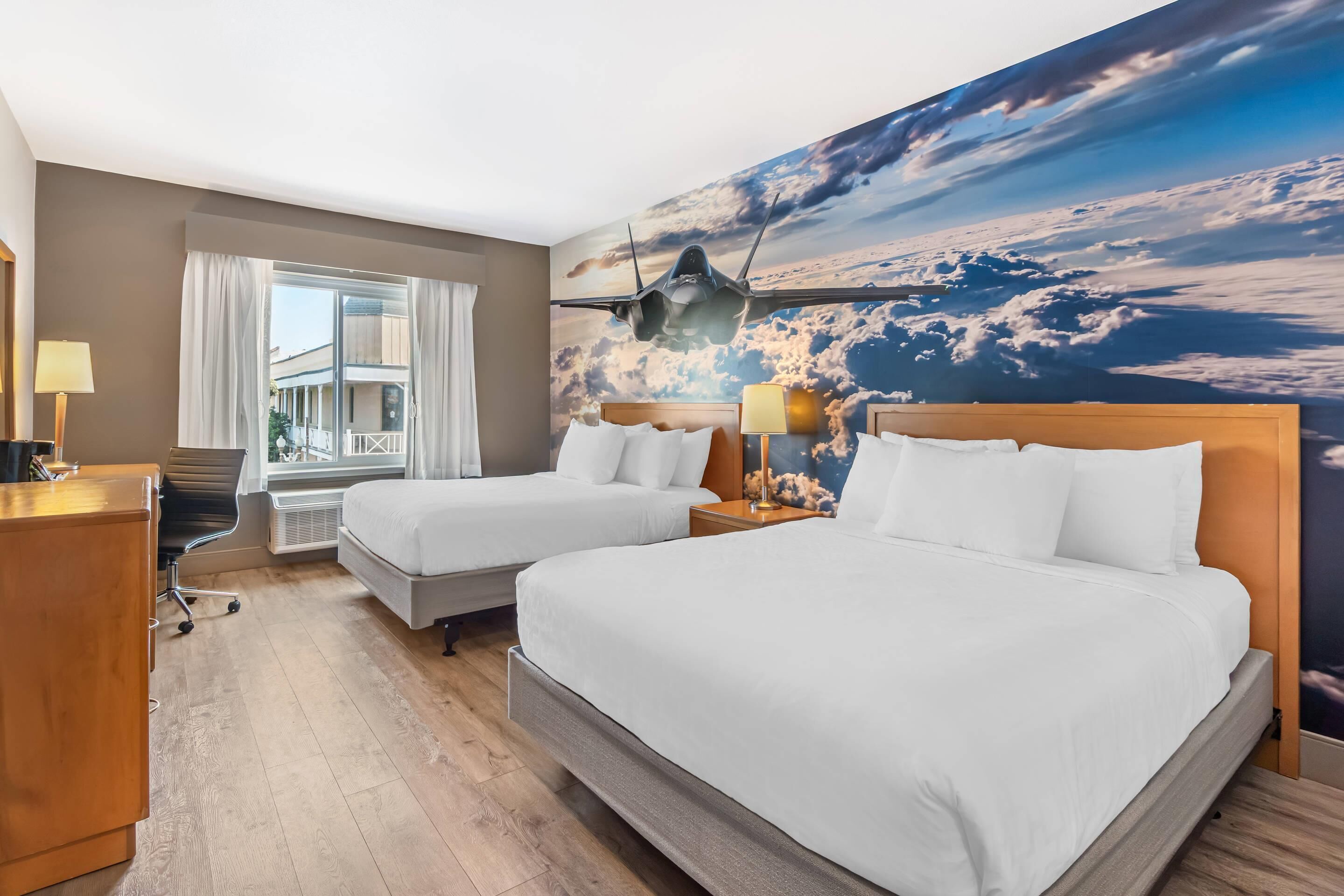 Quarto, 2 camas Queen, acessível, para não fumantes | Roupas de cama premium, edredons de pluma, camas Select Comfort