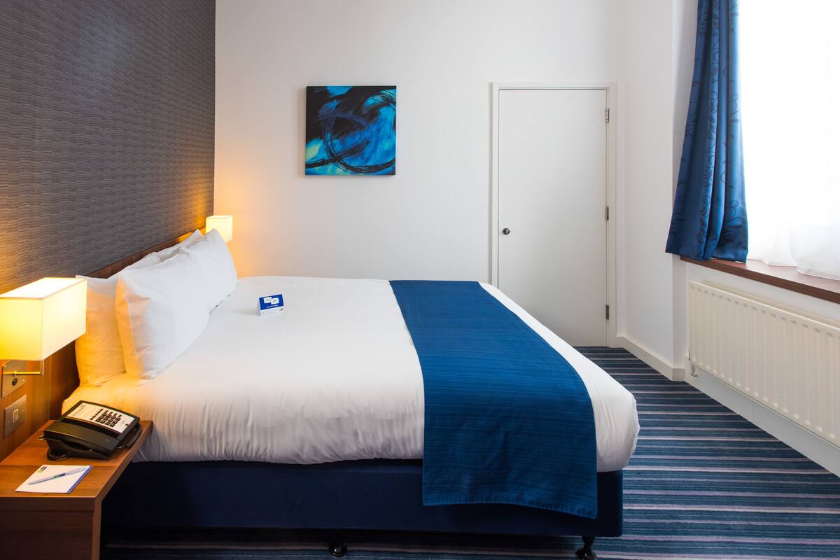 Standard Room, 1 King Bed, Accessible | In-room safe, desk, soundproofing, iron/ironing board