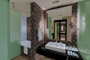 Shower, rainfall showerhead, free toiletries, hair dryer