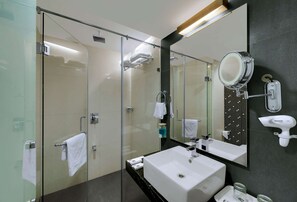 Shower, rainfall showerhead, free toiletries, hair dryer - Comfort Inn Sunset (Ahmedabad)