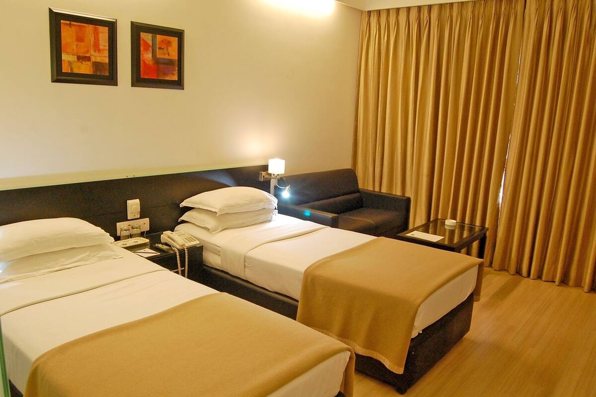 Business Twin Room, 2 Twin Beds, Smoking | Minibar, in-room safe, desk, laptop workspace