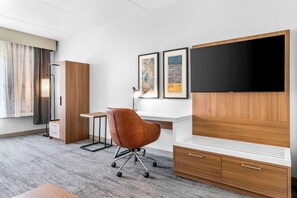 Suíte, 1 quarto, para não fumantes | Roupas de cama premium, escrivaninha, ferros/tábuas de passar roupa