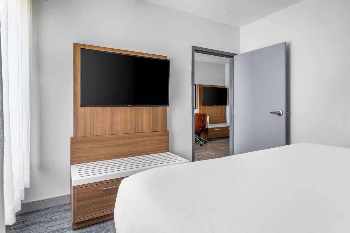 Suite, 1 Bedroom, Non Smoking | Premium bedding, desk, iron/ironing board, free WiFi