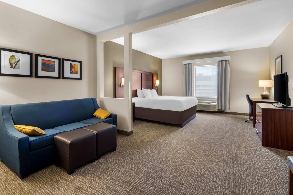 Seprai premium, brankas, meja kerja, dan setrika/meja setrika