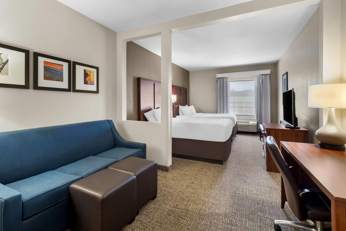 套房, 2 张双人床, 无烟房 | 高档床上用品、客房内保险箱、办公桌、熨斗/熨衣板