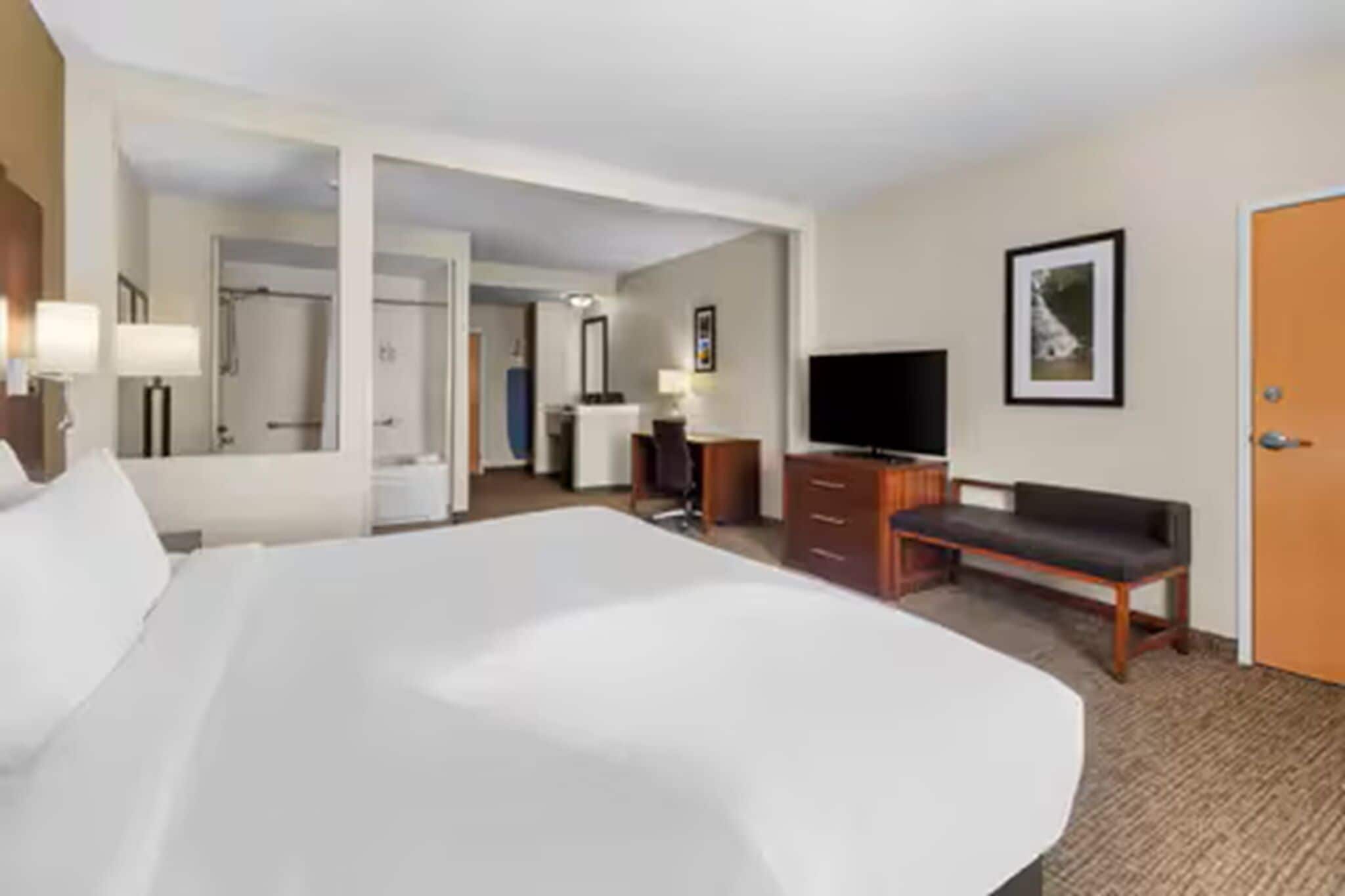Premium bedding, in-room safe, desk, iron/ironing board