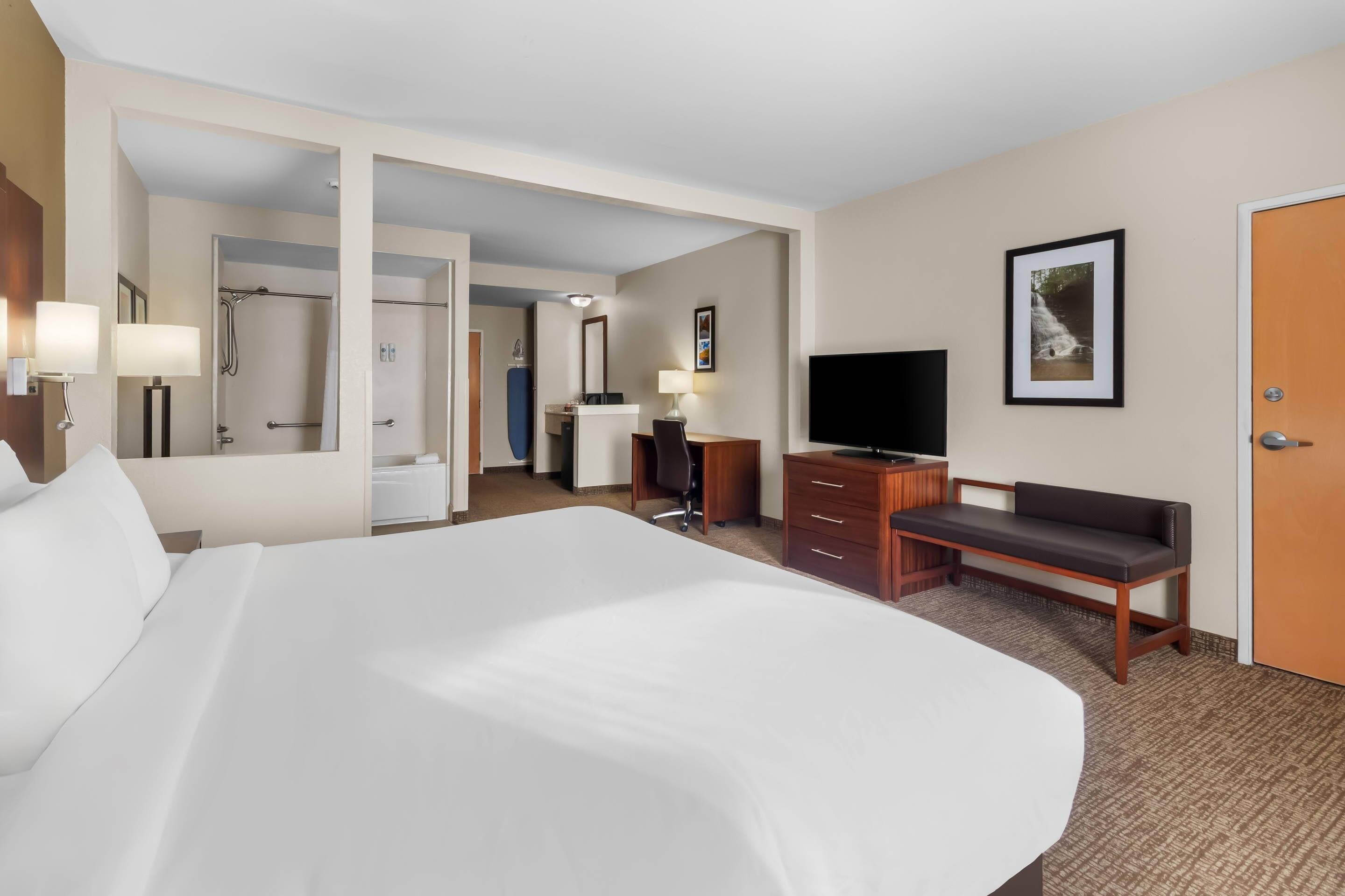 Suite 1 King Bed with 2 Person Whirlpool Tub | Seprai premium, brankas, meja kerja, dan setrika/meja setrika