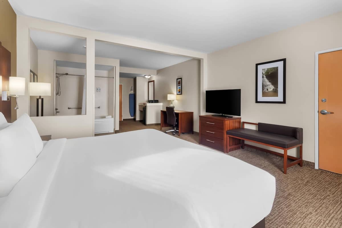 Suite 1 King Bed with 2 Person Whirlpool Tub | Sengetøy av topp kvalitet, safe på rommet og skrivebord