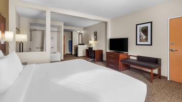 Suite 1 King Bed with 2 Person Whirlpool Tub | Roupas de cama premium, cofres nos quartos, escrivaninha