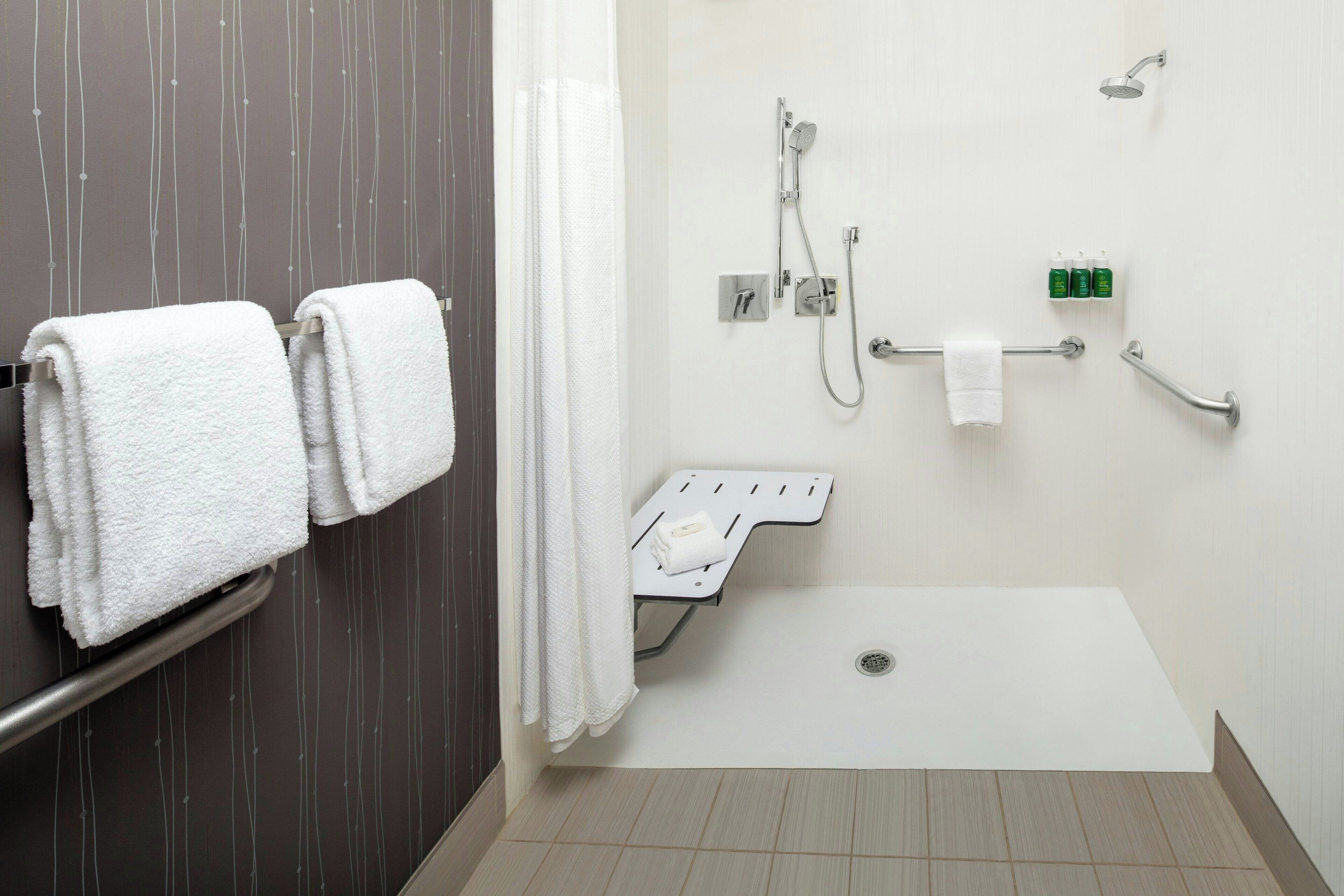 combined shower/bathtub, hair dryer, towels