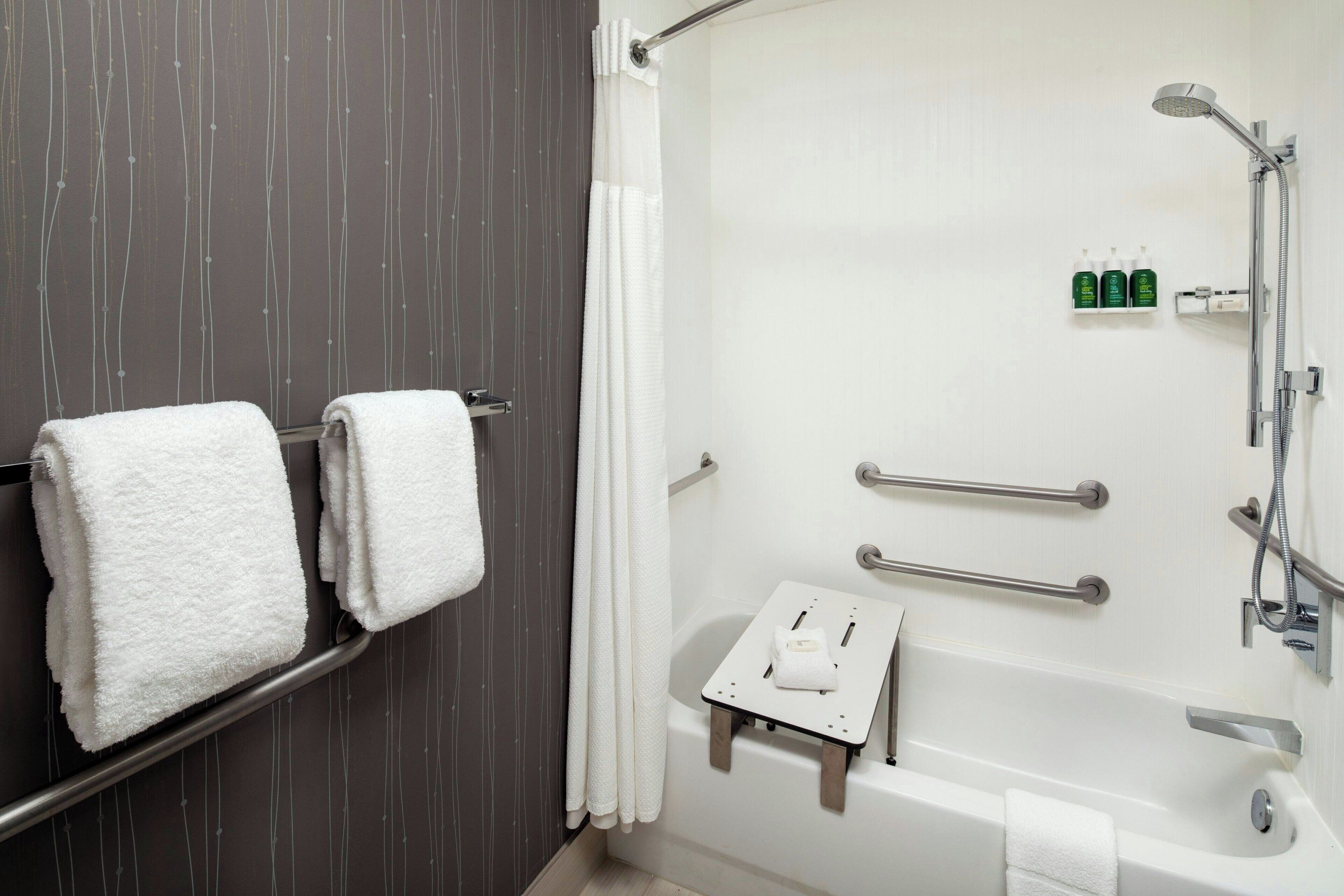 combined shower/bathtub, hair dryer, towels