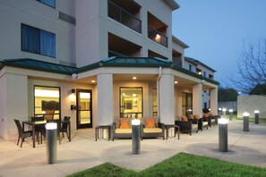 BBQ/picnic area - Courtyard by Marriott Dayton North (Dayton)
