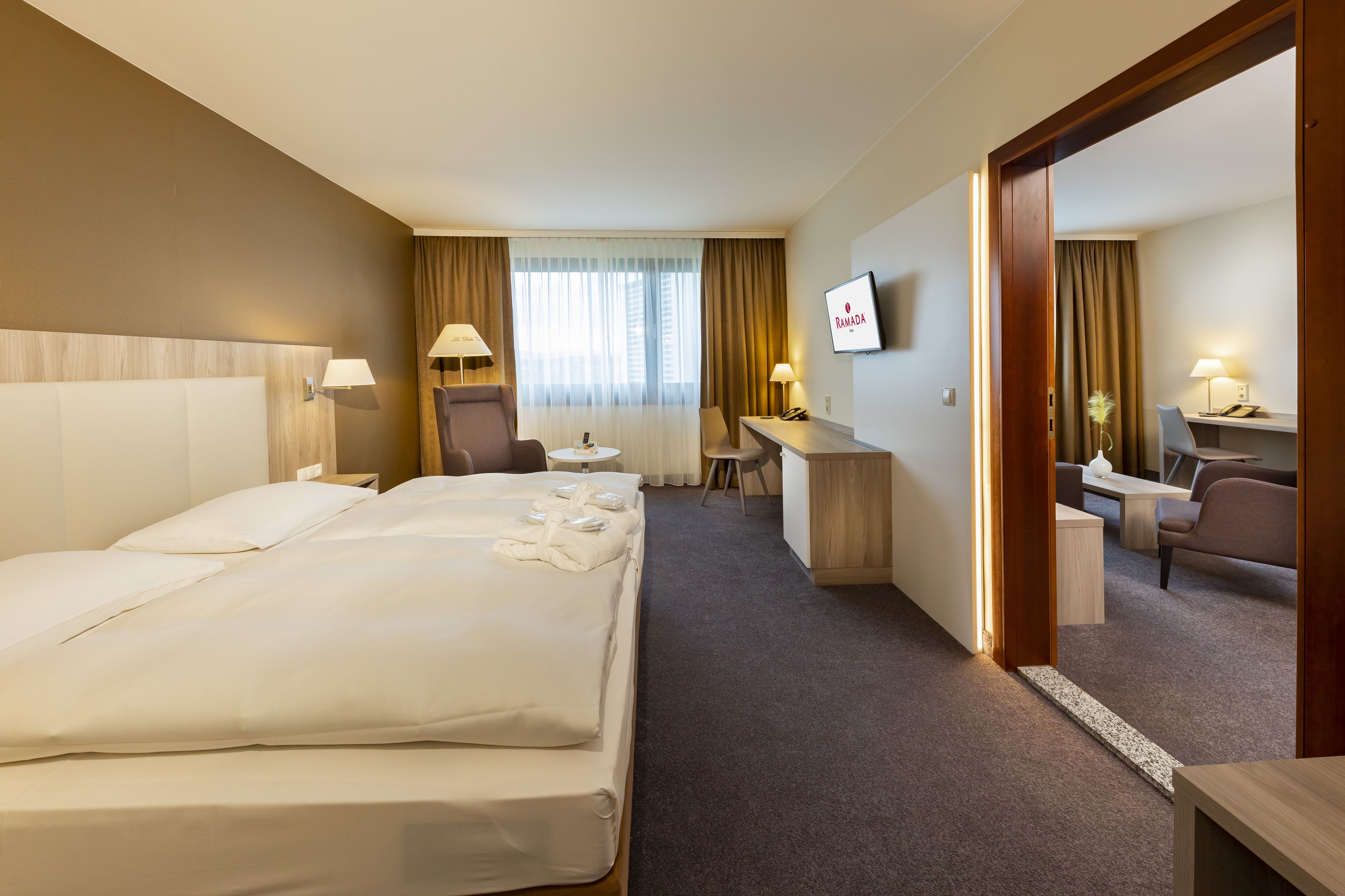 junior suite, 1 king bed, non smoking | in-room safe, desk, blackout curtains, soundproofing