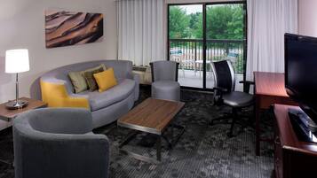 Suite, 1 soverom | Oppholdsområde | Flatskjerm-TV