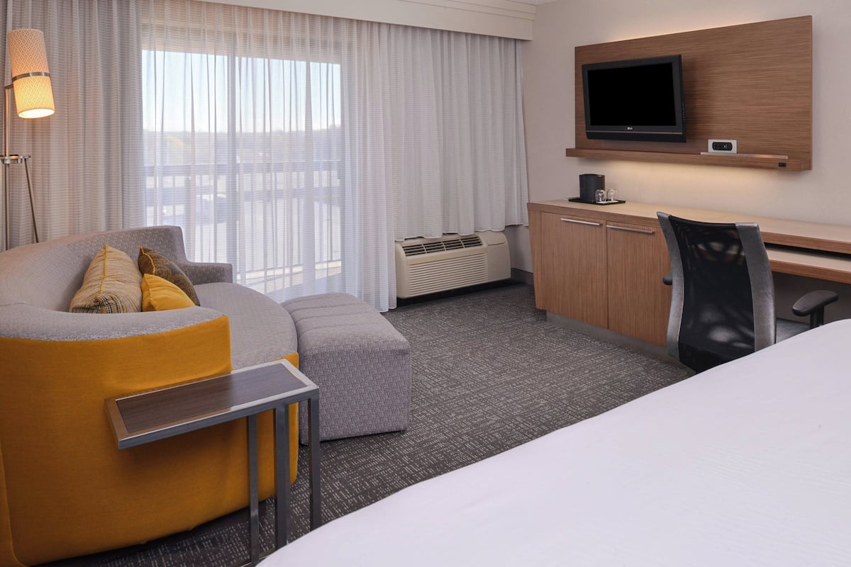 Room, 1 King Bed with Sofa bed | Hypo-allergenic bedding, down duvets, desk, blackout curtains
