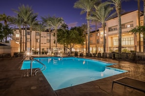 Outdoor pool, open 7:00 AM to 10:00 PM, pool umbrellas, pool loungers - Sonesta Select Phoenix Chandler (Chandler)