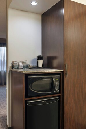 Premium bedding, in-room safe, desk, iron/ironing board