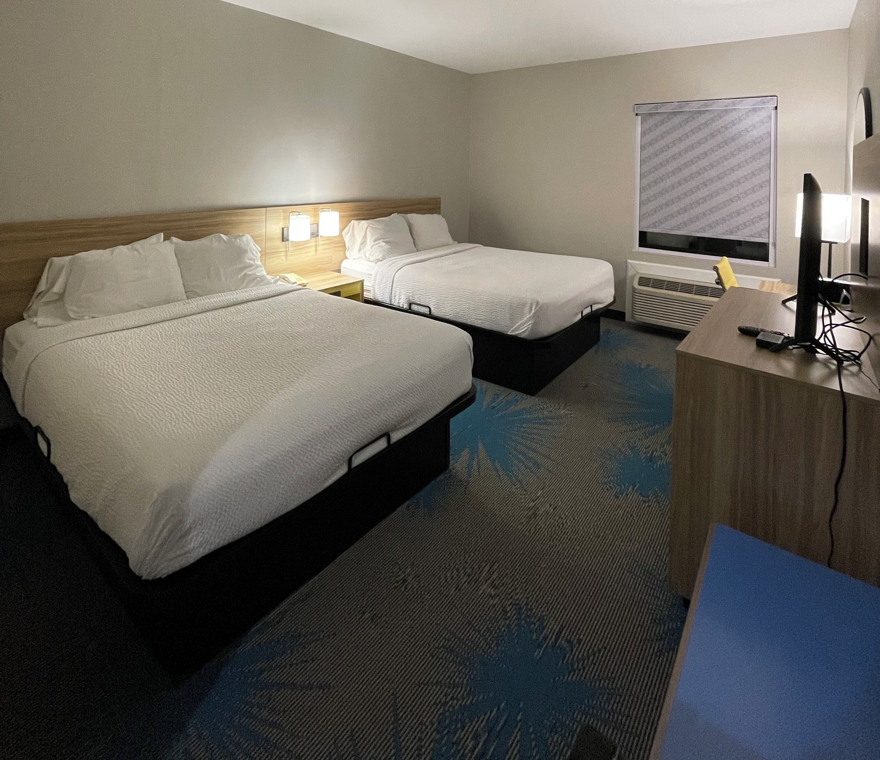 Standard Room, 1 Queen Bed, Accessible (Bathtub w/ Grab Bars) | Desk, iron/ironing board, free WiFi, bed sheets