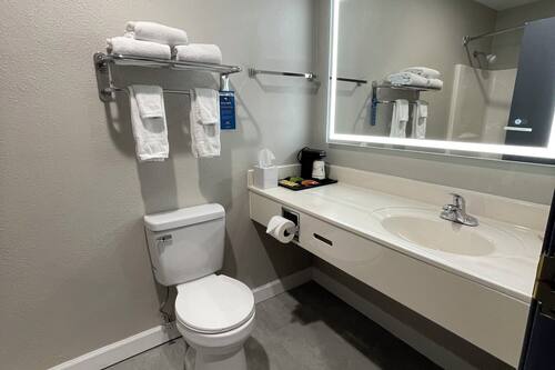 Een bad/douchecombinatie, gratis toiletartikelen, een haardroger