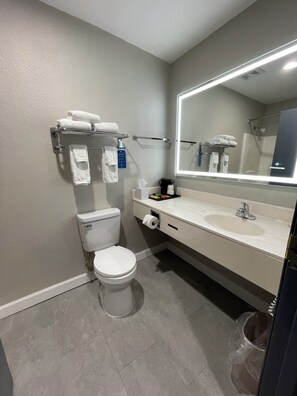 Combined shower/bathtub, free toiletries, hair dryer, towels - Days Inn by Wyndham Jefferson City (Jefferson City)