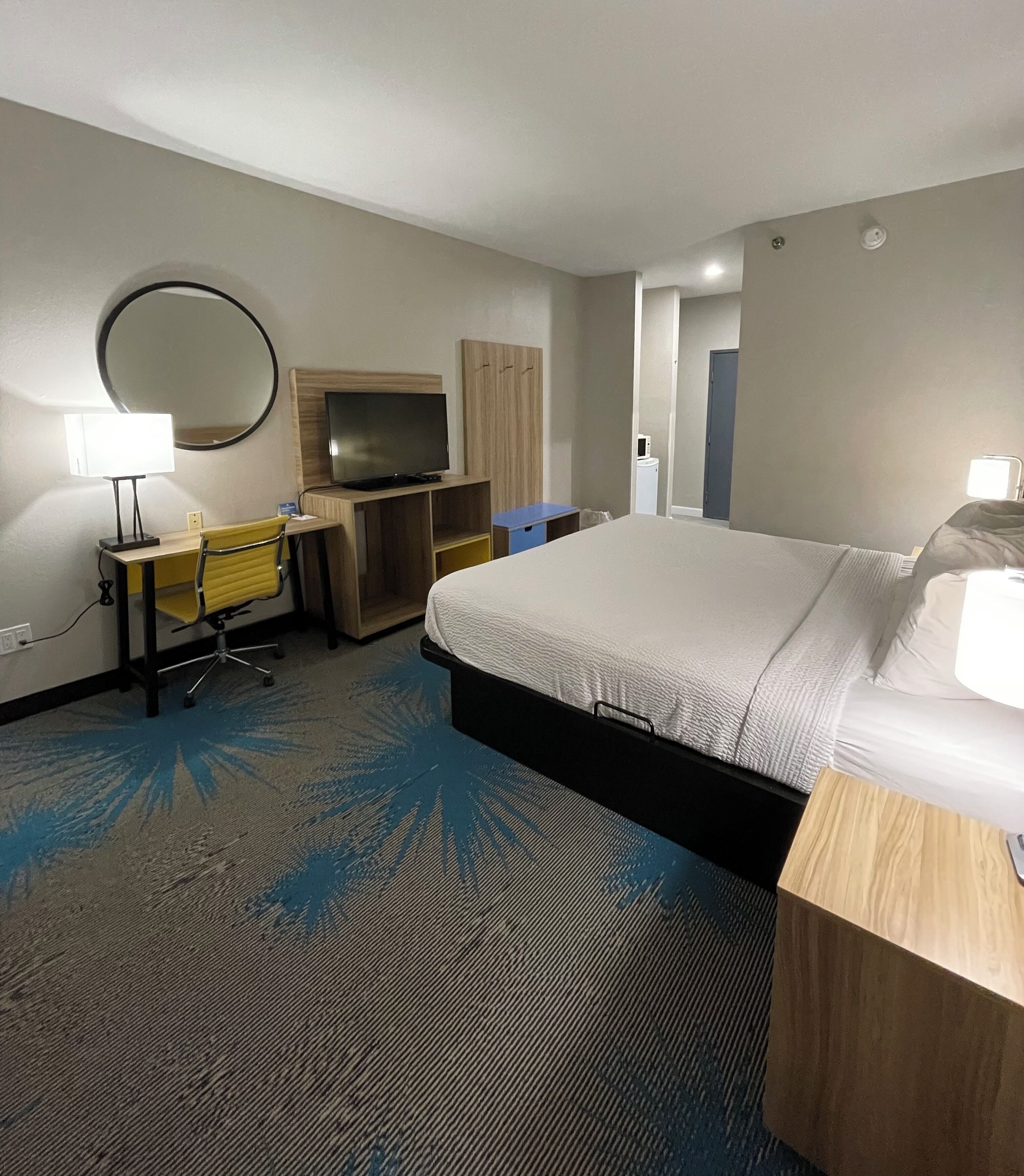 Standard Room, 1 King Bed | Desk, iron/ironing board, free WiFi, bed sheets