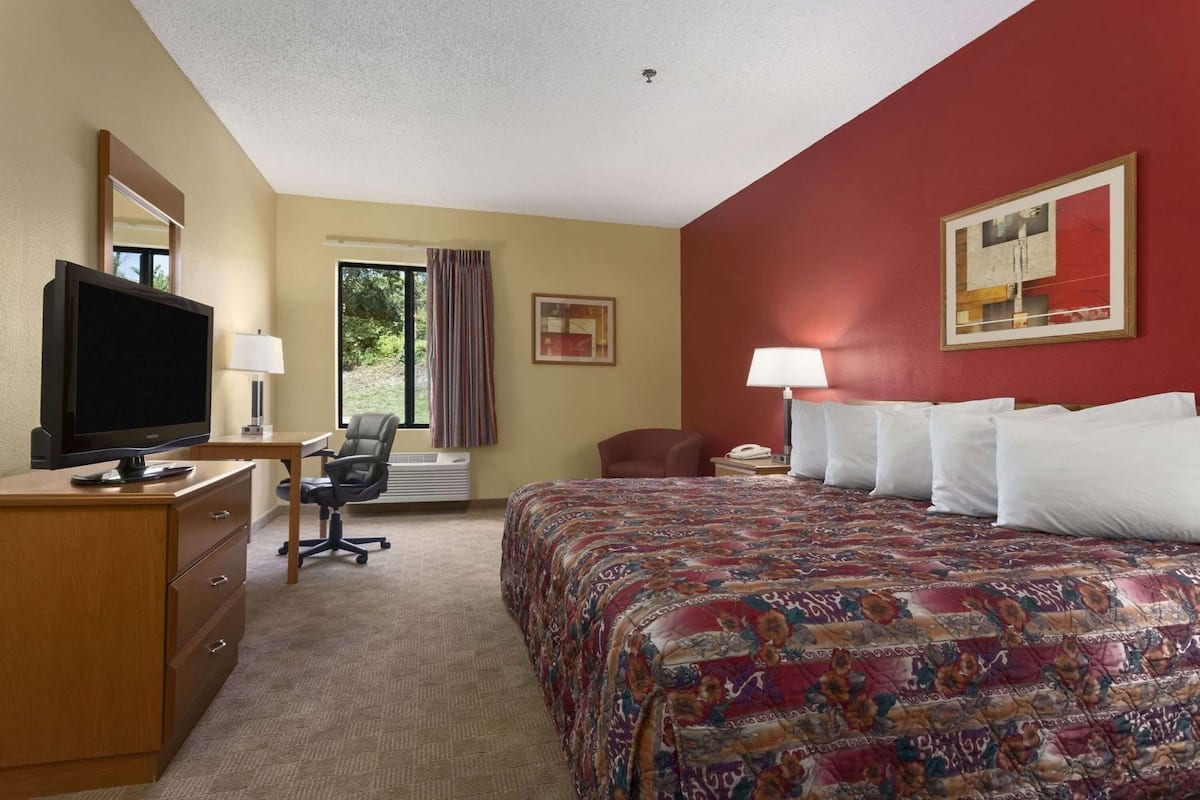 Desk, iron/ironing board, free WiFi, bed sheets