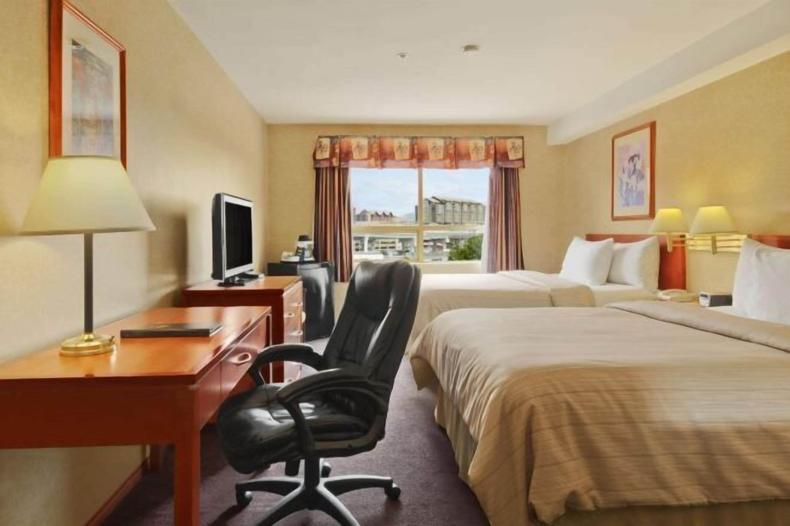 Een bureau, geluiddichte muren, een strijkplank/strijkijzer