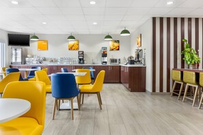 Free daily continental breakfast - Comfort Inn & Suites Springfield (Springfield)