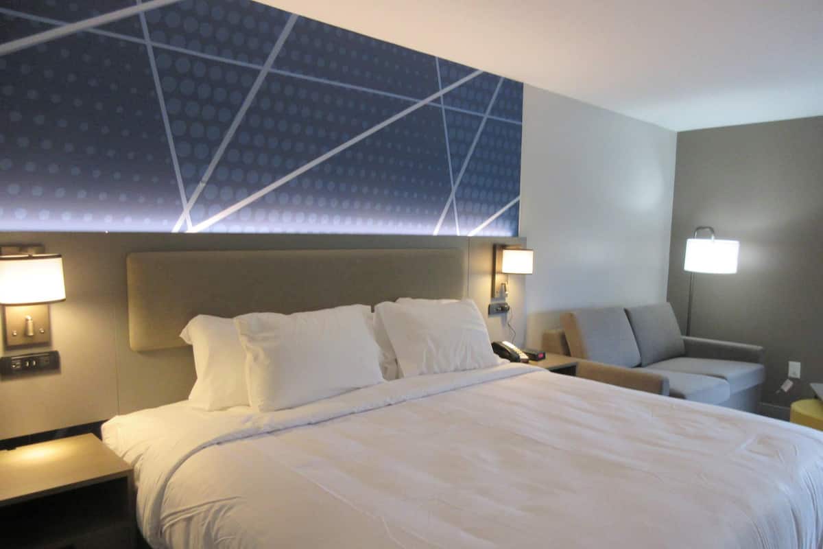 Standard Room, 1 King Bed, Non Smoking | Desk, iron/ironing board, free WiFi, alarm clocks