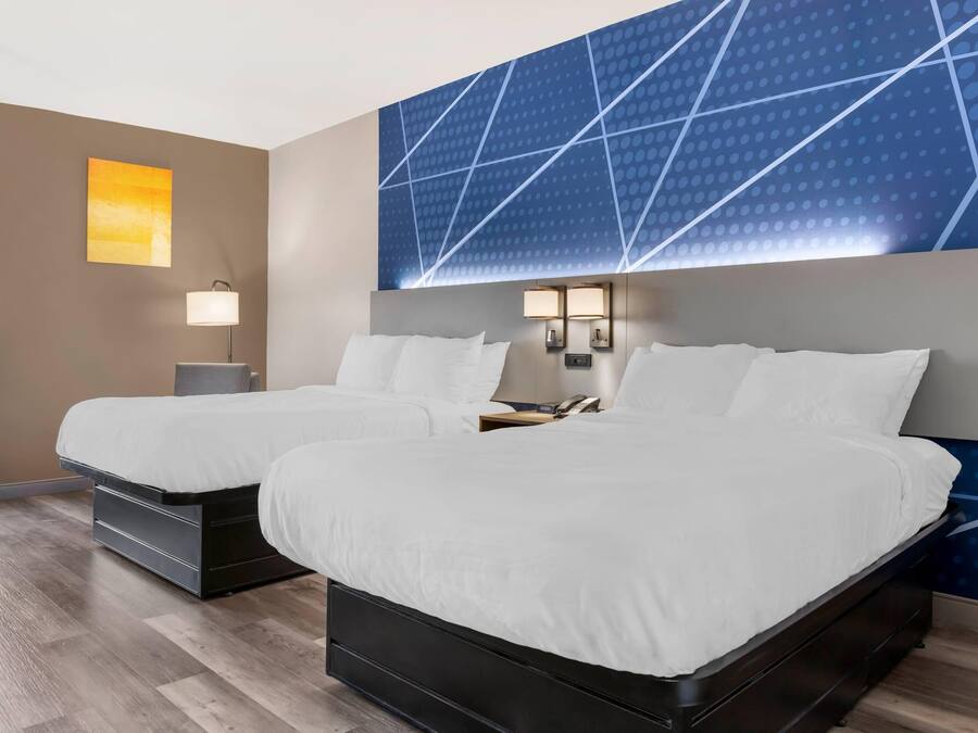 Standaard kamer, 2 tweepersoonsbedden, niet-roken | Een bureau, een strijkplank/strijkijzer, gratis wifi, een wekker