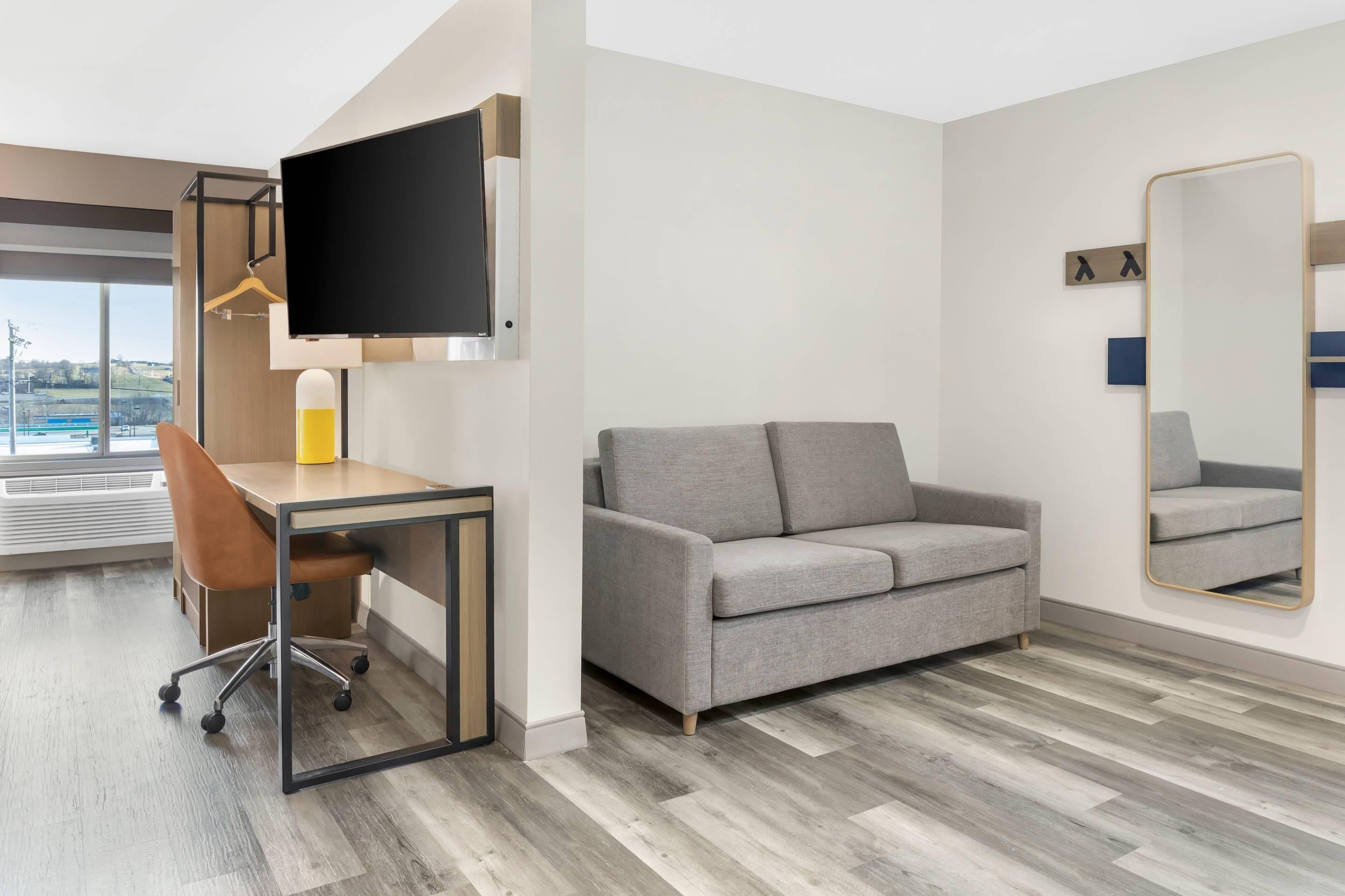 Escritorio, tabla de planchar con plancha, wifi gratis y despertador 