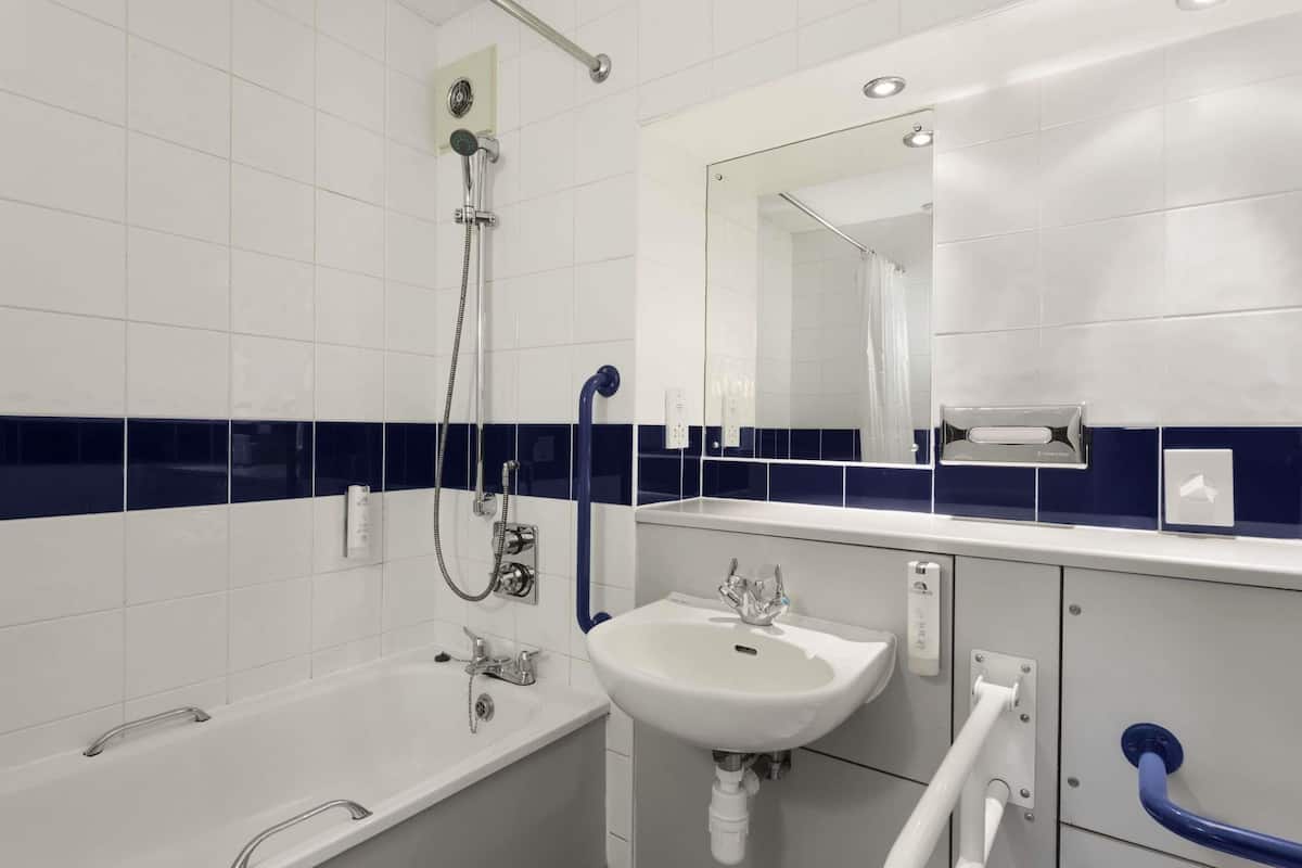 room, 2 single beds, accessible, non smoking (mobility) | bathroom | shower, eco-friendly toiletries, hair dryer, towels