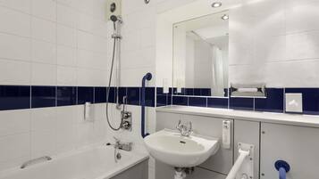 Zimmer, 2 Einzelbetten, barrierefrei, Nichtraucher (Mobility) | Badezimmer | Dusche, umweltfreundliche Kosmetikartikel, Haartrockner, Handtücher