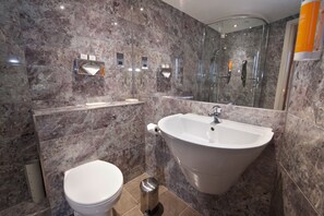 Dusche, kostenlose Toilettenartikel, Handtücher, Seife