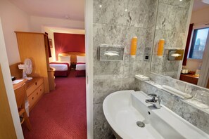 Shower, free toiletries, towels, soap - Waterloo Hub Hotel & Suites (London)