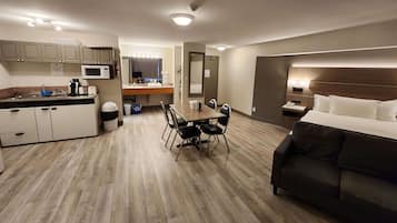 Efficiency, Room, Berbilang Katil, Non Smoking | Meja, langsir/tirai gelap terus, seterika/papan seterika